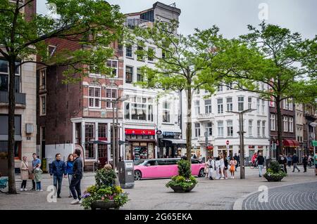 AMSTERDAM, NIEDERLANDE. 06. JUNI 2021. Dam Platz schöne Aussicht auf die Stadt Stockfoto