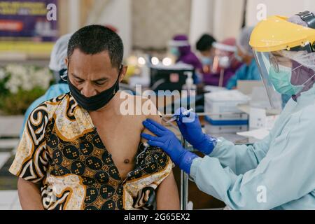 Salatiga, Indonesien - 3. Juni 2021: Ein Mitarbeiter im Gesundheitswesen verabreicht während der Massenimpfung eine Dosis des Impfstoffs Sinovac Biotech Ltd. Covid-19. Stockfoto