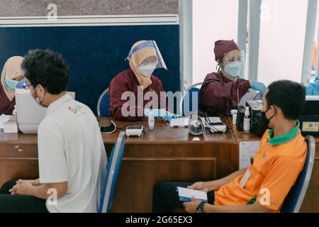 Salatiga, Indonesien - 3. Juni 2021: Ein Mitarbeiter im Gesundheitswesen bereitet während der Massenimpfung eine Dosis des Impfstoffs Sinovac Biotech Ltd. Covid-19 vor. Stockfoto