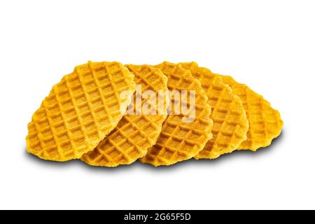 High-Angle-Ansicht Haufen von hausgemachten knusprigen Waffeln auf weißem Hintergrund mit Schneideweg. Stockfoto
