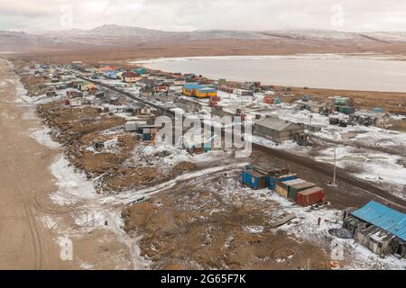 Enurmino, Tschukotka autonomer Bezirk, Russland - 14. Oktober 2020: Nördliches Dorf am Ufer des Tschuktschen Meeres. Stockfoto