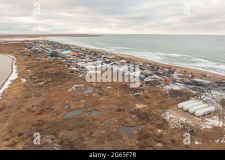 Enurmino, Tschukotka autonomer Bezirk, Russland - 14. Oktober 2020: Nördliches Dorf am Ufer des Tschuktschen Meeres. Stockfoto