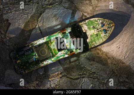 Sabetta, Region Tjumen, Russland - 04. Dezember 2020:der Eisbrecher liegt nachts im Eis. Der Eisbrecher leuchtet mit allen Lichtern. Stockfoto