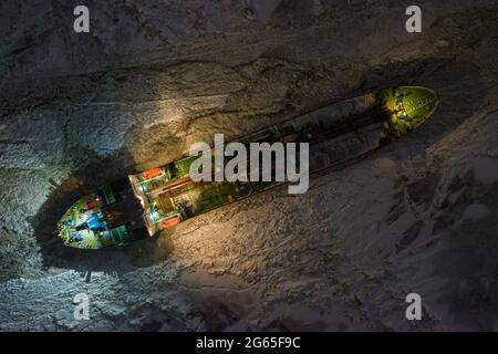 Sabetta, Region Tjumen, Russland - 04. Dezember 2020:der Tanker ist im Eis gefroren und wartet auf den Eisbrecher. Das Schiff leuchtet mit allen Lichtern in der Nacht Stockfoto