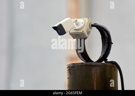 Videoüberwachungskamera an einem Mast montiert Stockfoto