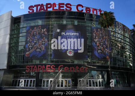 Eine allgemeine Gesamtansicht des Staples Center mit dem Motto „Playoffs Our Way“ von LA Clippers und Bildern der Spieler Yogi Ferrell (11) und Nicolas Batum (3 Stockfoto