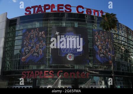 Eine allgemeine Gesamtansicht des Staples Center mit dem Motto „Playoffs Our Way“ von LA Clippers und Bildern der Spieler Yogi Ferrell (11) und Nicolas Batum (3 Stockfoto