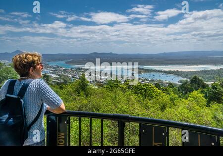 Blick auf die Mündung des Noosa River von Laguna Lookout, Noosa National Park, Noosa Heads, Sunshine Coast, Queensland, Australien Stockfoto
