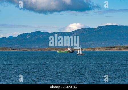 Das greenpeace-Schiff Esperanza im Beagle-Kanal vor der Stadt Ushuaia, Patagonien, Argentinien Stockfoto