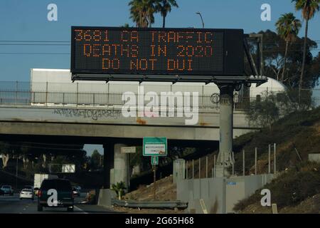 Eine DUI-Empfehlung auf einem Caltrans-Nachrichtenbrett auf der State Route 60 Freeway, Freitag, 2. Juli 2021, in Los Angeles. Stockfoto