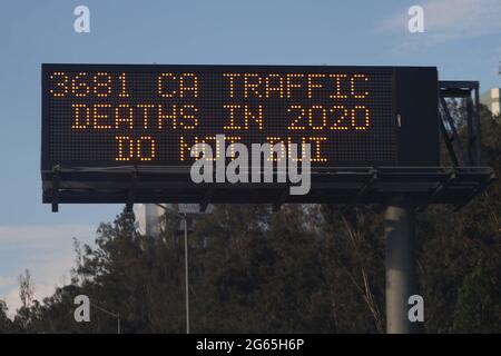 Eine DUI-Empfehlung auf einem Caltrans-Nachrichtenbrett auf der Interstate 710 Freeway, Freitag, 2. Juli 2021, in Los Angeles. Stockfoto