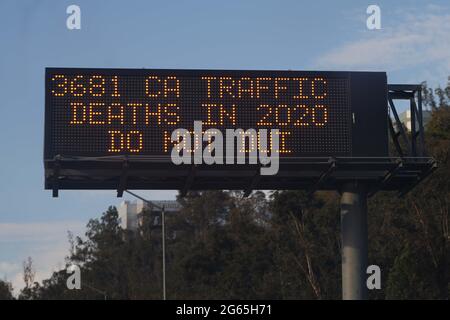 Eine DUI-Empfehlung auf einem Caltrans-Nachrichtenbrett auf der Interstate 710 Freeway, Freitag, 2. Juli 2021, in Los Angeles. Stockfoto