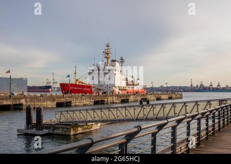 N Vancouver, BC, Kanada - 03-12-2021: Der Canadian Navy Icebreaker der Sir Wilfrid Laurier wird am Seaspan Trockendock festgemacht. Es wurde in Collingwo hergestellt Stockfoto