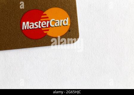 Mastercard Gold Kredit-/Debitkarte mit kontaktloser Zahlungsoption in Nahaufnahme. Die perfekte Karte für ein luxuriöses Leben. April 2020, Espoo, Finnland. Stockfoto