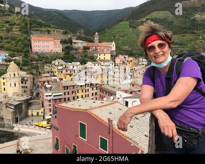 Ältere Frau suchen Stadtbild der italienischen Stadt von der Festungsmauer - Vernazza, Cinque Terre Stockfoto