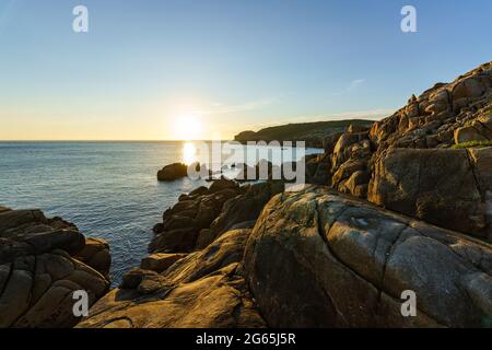 Ruhe-Szene. Sonnenuntergang über dem ruhigen Meer, Atlantik, Galizien, Spanien Stockfoto