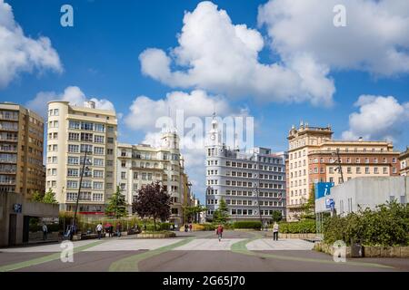 Ferrol, Galicien, Spanien. 23. Juni 2021. Panoramablick auf die Plaza de España (Platz Spaniens) Stockfoto