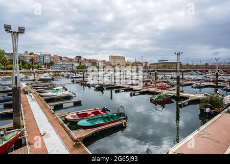 Ferrol, Galicien, Spanien. 22. Juni 2021. Panoramablick auf den Hafen von Ferrol. Stockfoto