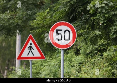 Runde Speed Limit Schild auf der Straße. 50 km pro Stunde. Stockfoto