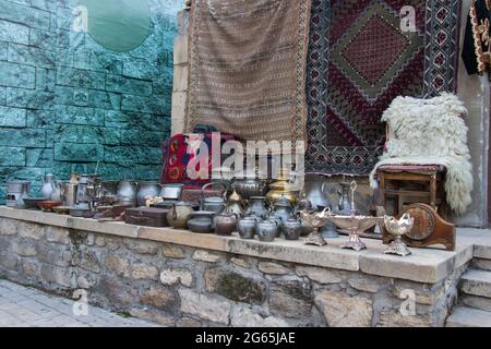 Antike Souvenirs zum Verkauf in Baku. Souvenirladen in der Altstadt. Stockfoto