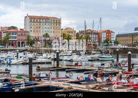 Ferrol, Galicien, Spanien. 22. Juni 2021. Panoramablick auf den Hafen von Ferrol. Stockfoto