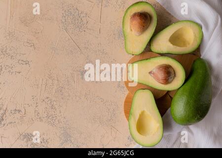 Frische Bio in einer halben Avocado flach geschnitten auf dem Tisch isoliert liegen Stockfoto