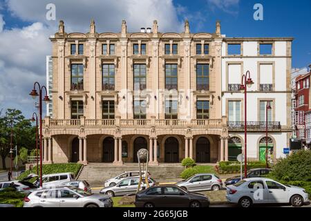 Ferrol, Galicien, Spanien. 23. Juni 2021. Jofre Theater, Jugendstilgebäude, entworfen von Rodolfo Ucha Piñeiro im Jahr 1921. Stockfoto