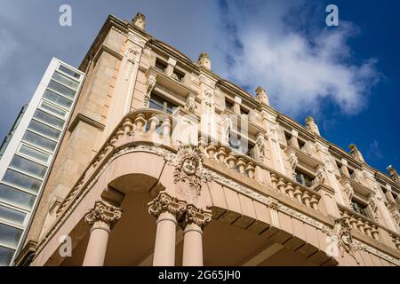 Ferrol, Galicien, Spanien. 23. Juni 2021. Jofre Theater, Jugendstilgebäude, entworfen von Rodolfo Ucha Piñeiro im Jahr 1921. Stockfoto