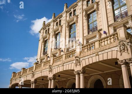 Ferrol, Galicien, Spanien. 23. Juni 2021. Jofre Theater, Jugendstilgebäude, entworfen von Rodolfo Ucha Piñeiro im Jahr 1921. Stockfoto