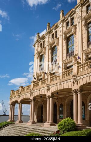 Ferrol, Galicien, Spanien. 23. Juni 2021. Jofre Theater, Jugendstilgebäude, entworfen von Rodolfo Ucha Piñeiro im Jahr 1921. Stockfoto