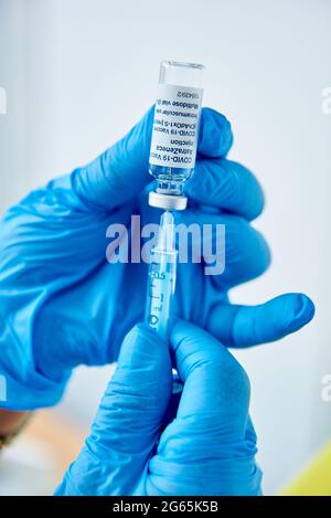 Fläschchen und Spritze des Impfstoffes COVID-19 von AstraZeneca. Stockfoto