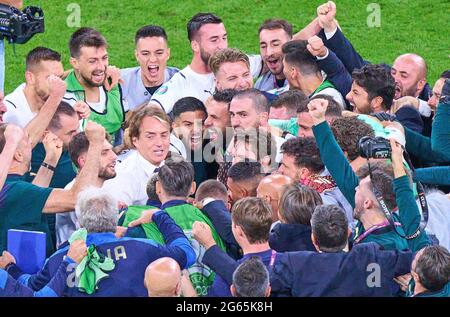 Roberto Manchini, ITA-Headcoach, Teamchef, Nationaltrainer, Lorenzo Insigne, ITA 10 rechts von ihm, feiern im Viertelfinalspiel BELGIEN - ITALIEN bei den Fußball-UEFA-Europameisterschaften 2020 in der Saison 2020/2021 am 02. Juli 2021 in München, Deutschland. © Peter Schatz / Alamy Live News Stockfoto