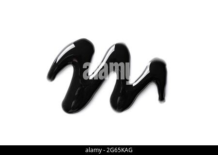 Schwarze kosmetische Gel-Probe isoliert auf weißem Hintergrund. Schwarze Holzkohle Maske Textur Nahaufnahme. Stockfoto