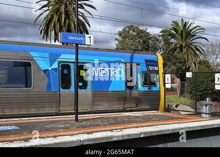 Ein Comeng-Zug, der von den Metro-Zügen Melbourne betrieben wird und vom Bahnhof Glenhuntly nach Frankston fährt. Stockfoto