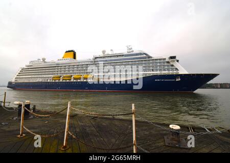 03/07/2021 Tilbury UK SAGAS Spirit of Discovery kehrt nach Abschluss ihrer Kreuzfahrt unter dem neuen Covid-19 RE zum London International Cruise Terminal zurück Stockfoto