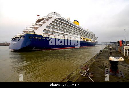 03/07/2021 Tilbury UK SAGAS Spirit of Discovery kehrt nach Abschluss ihrer Kreuzfahrt unter dem neuen Covid-19 RE zum London International Cruise Terminal zurück Stockfoto