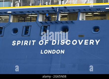 03/07/2021 Tilbury UK SAGAS Spirit of Discovery kehrt nach Abschluss ihrer Kreuzfahrt unter dem neuen Covid-19 RE zum London International Cruise Terminal zurück Stockfoto