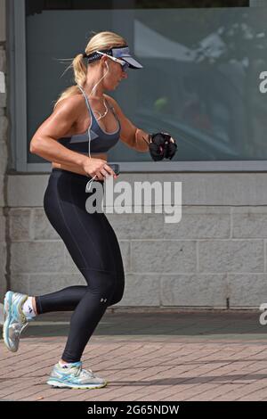 Athletinnen laufen in der Stadt Stockfoto