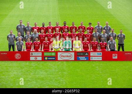 Fußball, 2. Bundesliga, 2021/2022, Fortuna Düsseldorf, Merkur Spiel Arena, Medientag, Pressefotoshooting, Team, row1f.a. f.l. Guardian Oliver Paashaus, Guardian Nils Kriszio, Rouwen Hennings, Khaled Narey, Marcel Sobottka, Adam Bodzek, Nikell Touglo, Kristoffer Peterson, Nicklas Shipnoski, Ao Tanaka, Video-Analyst Benjamin Fischer, Video-Analyst Philipp Grobelny, f.l. Vorsitzender Uwe Klein, Physiotherapeut Thomas Gucek, Physiotherapeut Marcel Verstappen, Teamarzt Dr. Ulf Blecker, Florian Hartherz, Andre Hoffmann, Christoph Klarer, Jamil Siebert, Lex Tyger Lobinger, Emmanue Stockfoto