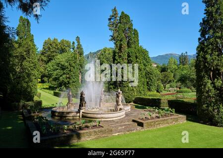 Garten mit Brunnen am Sommertag Stockfoto