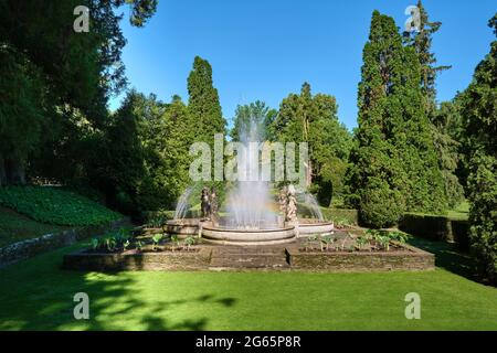 Garten mit Brunnen am Sommertag Stockfoto