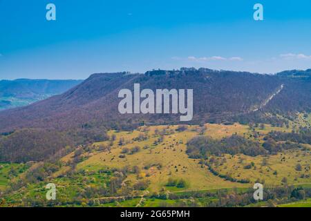 Deutschland, Panorama Luftdrohnenaufnahme zum breitensteinfelsen in der schwäbischen alb-Naturlandschaft bei stuttgart an sonnigen Tagen Stockfoto