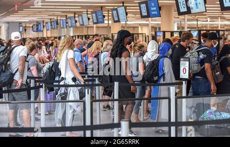 Orlando, Usa. Juli 2021. Am 4. Juli warten Reisende in der Schlange auf die TSA-Sicherheitskontrolle am Orlando International Airport. Es wird erwartet, dass die Amerikaner während des Unabhängigkeitstages in Rekordzahlen reisen werden. (Foto von Paul Hennessy/SOPA Images/Sipa USA) Quelle: SIPA USA/Alamy Live News Stockfoto