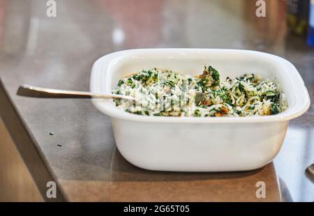 Vorgefertigte Füllung in weißer Schale für Mangold Pie. Schritt für Schritt Rezept. Stockfoto
