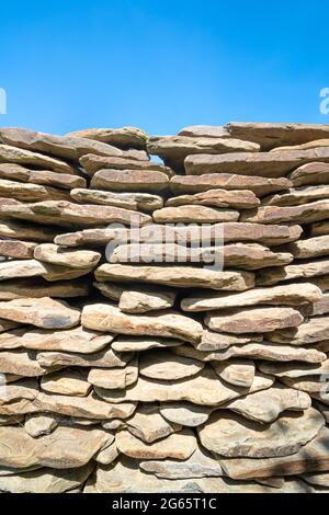 Natürliche Pflastersteine stapeln dekorative Ziegel blauen Himmel sonnigen Tag Stockfoto