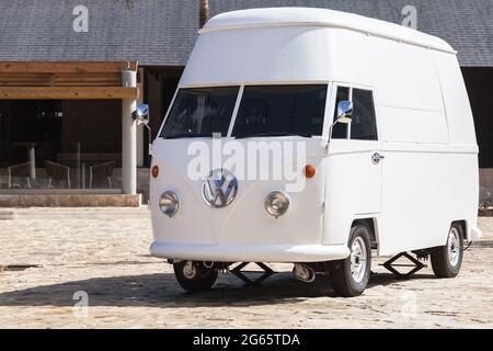 Bavaro, Dominikanische Republik - 15. Januar 2020: Volkswagen Typ 2, Custom Trade Bus Modifikation. Weißes Licht Nutzfahrzeug steht auf einem Stadtquadr Stockfoto