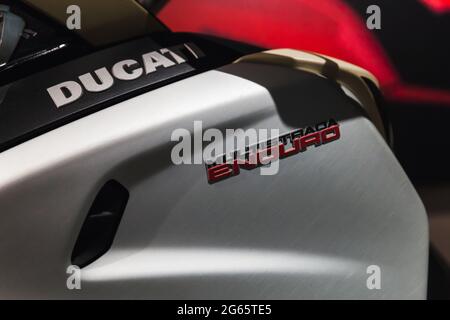 St.Petersburg, Russland - 3. April 2019: Ducati Multistrada Enduro Name ist auf einer glänzend grauen Sportfahrrad-Kapuze, Nahaufnahme Stockfoto