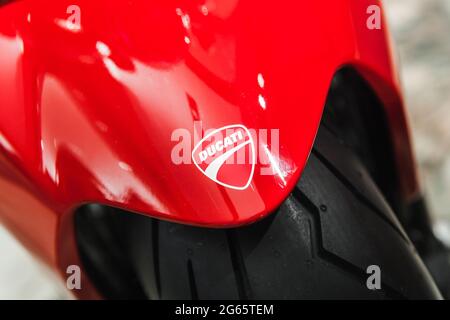 St.Petersburg, Russland - 3. April 2019: Das Ducati-Logo befindet sich auf einer leuchtend roten Sportfahrradhaube, Nahaufnahme Stockfoto