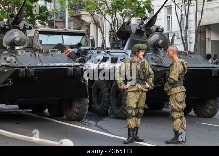 Sewastopol, Krim - 5. Mai 2018: Soldaten stehen auf der Straße in der Nähe von BTR-80 der russischen Armee. Es ist ein 8×8 fahrbarer amphibischer gepanzerter Personalleiterträger Stockfoto