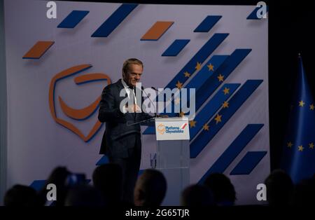 Warschau, Warschau, Polen. Juli 2021. Der ehemalige EU-Rat DONALD TUSK hält am 3. Juli 2021 in Warschau, Polen, eine Rede während des Nationalen Rates der Bürgerplattform (Platforma Obywatelska). Die Mitglieder der Bürgerplattform versammelten sich, um über die mögliche Rückkehr des ehemaligen Premierministers Donald Tusk als Parteivorsitzenden zur polnischen Politik zu diskutieren. Quelle: Aleksander Kalka/ZUMA Wire/Alamy Live News Stockfoto